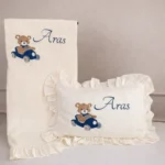 Müslin 2'li Set – Yastık ve Battaniye (Ayıcık ve Araba Detaylı)