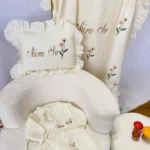 Müslin Set – Yastık, Battaniye ve Tulum (Çiçek Detaylı)