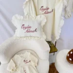 Müslin Set – Yastık, Battaniye ve Tulum (Harf Çiçek Detaylı)