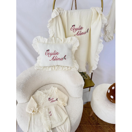Müslin Set – Yastık, Battaniye ve Tulum (Harf Çiçek Detaylı)